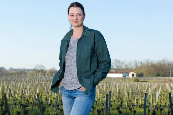 Femme dans un vignoble — Photo