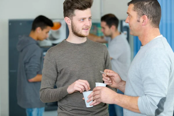 Portret van studenten op koffiepauze — Stockfoto