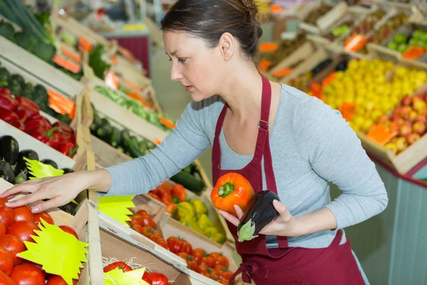 Young attractive fruit market saleswoman — Stock Photo, Image