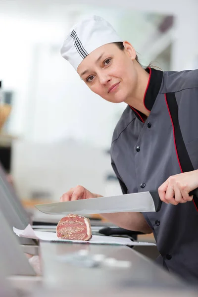 Frau schneidet Fleisch und Frau — Stockfoto