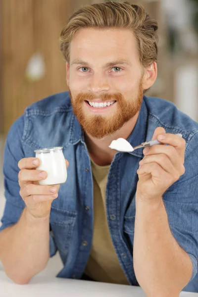 Άνθρωπος τρώει γιαούρτι — Φωτογραφία Αρχείου