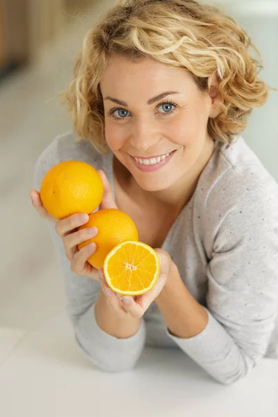 Bella giovane donna con vetro di succo d'arancia — Foto Stock