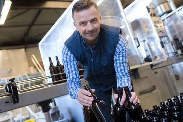 Portrait de travailleur masculin dans une usine d'embouteillage de vin — Photo