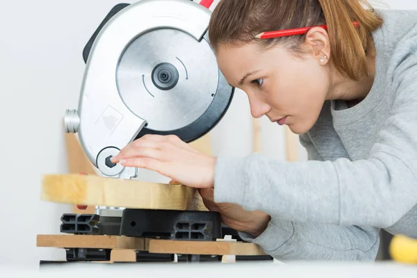 Kvinnliga snickare använder en cirkelsåg — Stockfoto