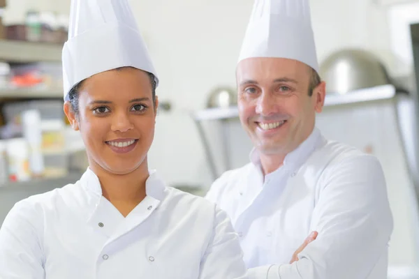 Feliz chef masculino y femenino — Foto de Stock