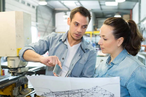 Lavoratori di fabbrica industriale — Foto Stock