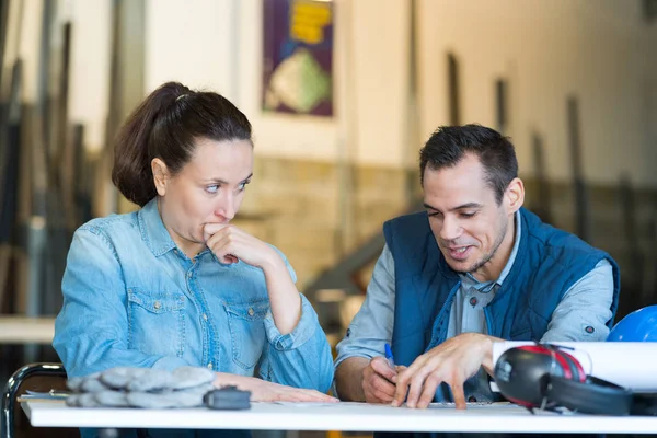 Zwei Fabrikarbeiter mit Dokumenten in der Hand — Stockfoto