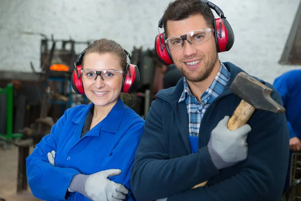 Pracownicy fabryki w goglach i nausznikach — Zdjęcie stockowe