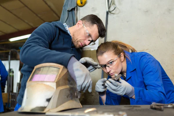 Man en vrouw die in de werkplaats werken — Stockfoto