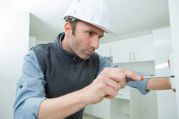 Électricien installation de prise dans une maison neuve — Photo