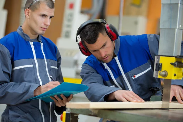 Due ingegneri stanno lavorando con il legno — Foto Stock