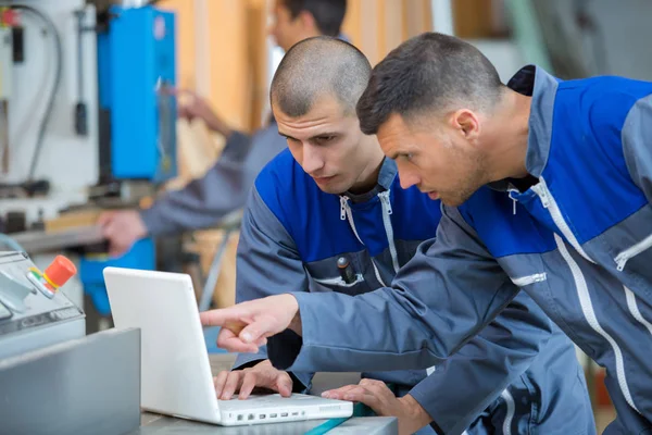 Работники проверяют информацию с ноутбука — стоковое фото