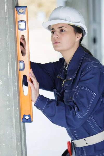 Werknemer van de jonge vrouw op de bouwplaats — Stockfoto