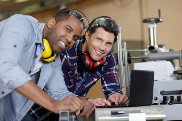 Portrait de deux ouvriers d'usine — Photo