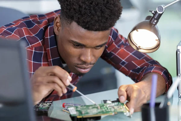 Un lavoratore sta riparando un pc — Foto Stock