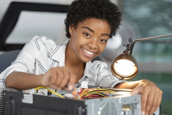 Kadın elektronik mühendisi bilgisayar tamir ediyor — Stok fotoğraf