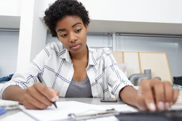 Oficina de organização mulher no escritório — Fotografia de Stock