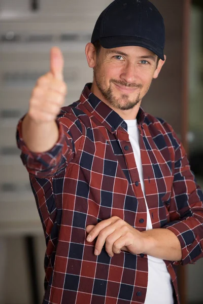 Ein Arbeiter gibt den Daumen nach oben — Stockfoto