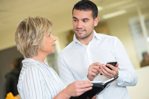 Asistente de directores hablando con el jefe — Foto de Stock