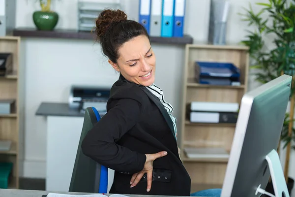 Vrouw met rugproblemen in het kantoor — Stockfoto