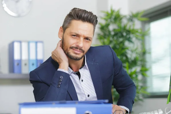 Oficinista con cuello rígido — Foto de Stock