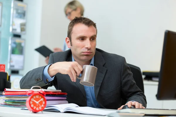 Uomo depresso utilizzando tazza di caffè del computer in mano — Foto Stock