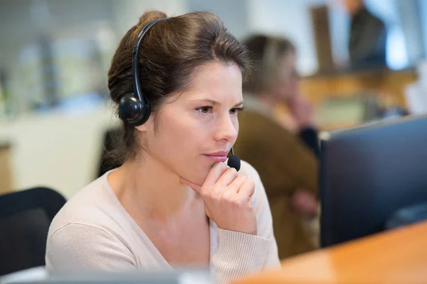 Mooie vrouw in hoofdtelefoon — Stockfoto