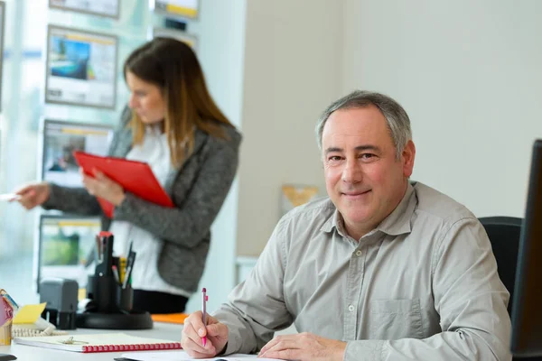 Retrato del hombre de negocios en su oficina — Foto de Stock