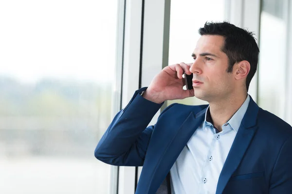 Hombre de negocios con tablet —  Fotos de Stock