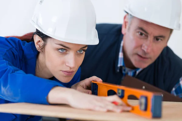 Jonge vrouw werken met niveau — Stockfoto