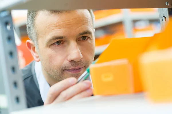 Portrait d'un homme d'affaires souriant dans un hall d'usine — Photo