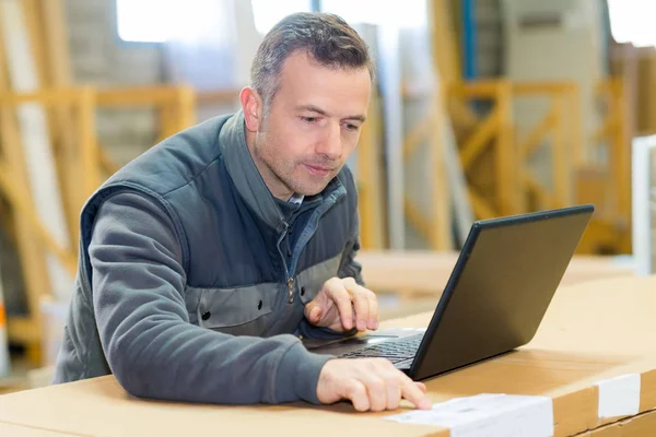 Férfi ellenőrzi az adatokat, hogy adja meg a laptop számítógép — Stock Fotó