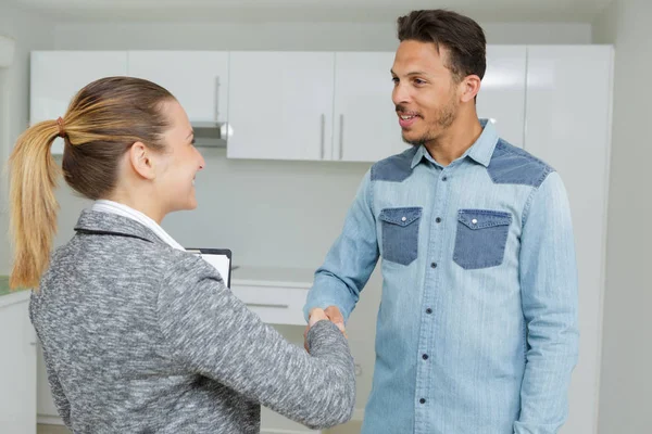 Mäklare och klient skakar hand — Stockfoto