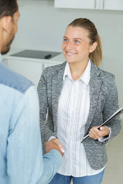 Ett handslag man och kvinna — Stockfoto