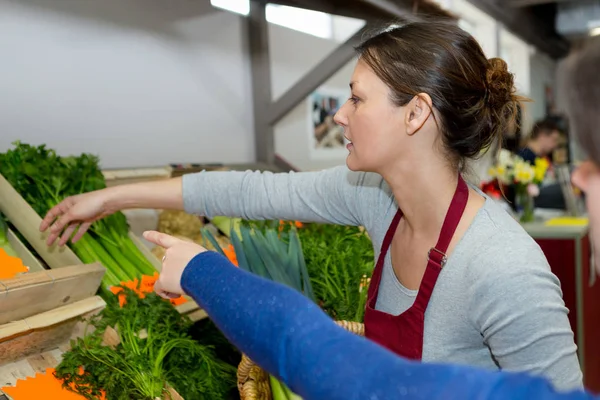 Vrouw eigenaar verse biologische kruidenier — Stockfoto