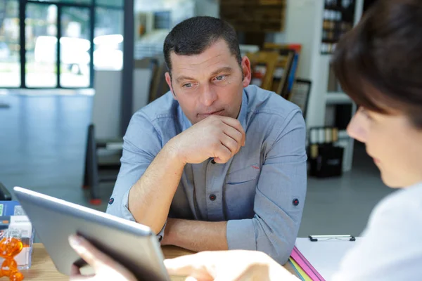 Twee werknemers die digitale tablet gebruiken — Stockfoto