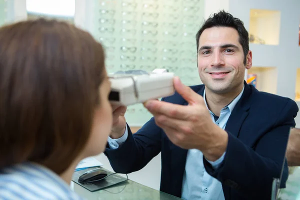 Man checking glasses in a store — Stock Photo, Image