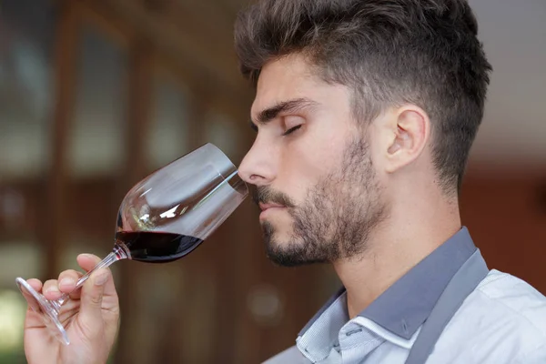 Bir şarap garsonu şarap tadıyor. — Stok fotoğraf