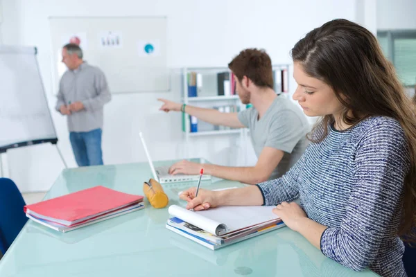 Mannelijke student die deelneemt aan de lezing — Stockfoto