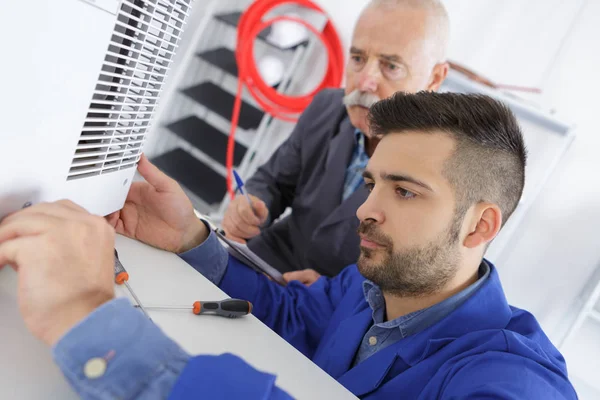 Técnico de ar condicionado no trabalho — Fotografia de Stock