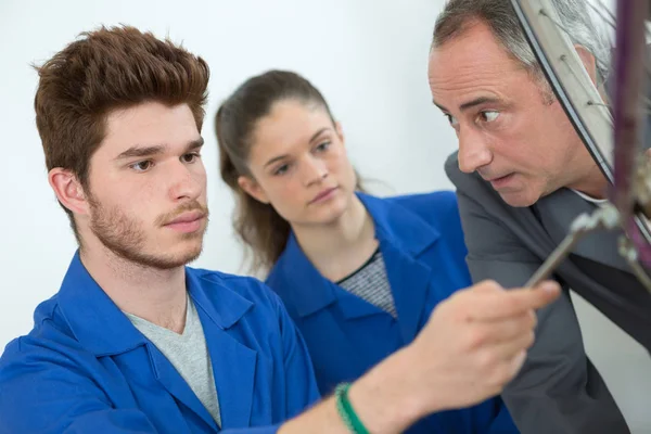 Apprenti mécanicien travaillant dans un atelier de réparation automobile — Photo