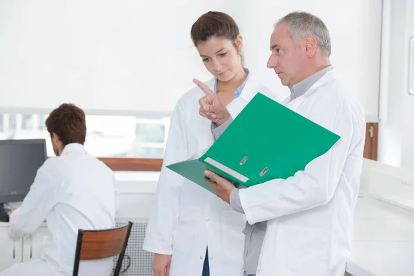 Schoolchildren and teacher in science class — Stock Photo, Image