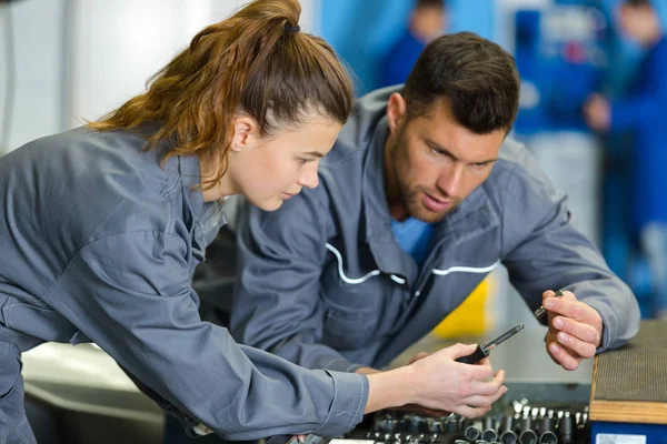 Hombre y mujer mecánico de automóviles en el trabajo — Foto de Stock