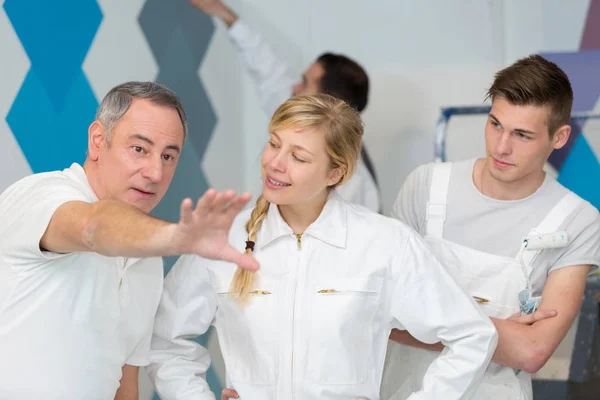 Sanierungsbeauftragter gibt Lehrling Weitblick — Stockfoto