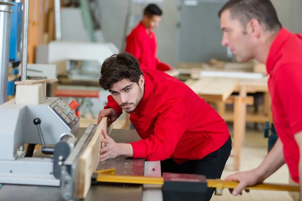 Porträt eines Tischlerlehrlings, der Tutor beobachtet — Stockfoto