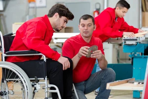 Marangozların atölyesinde tekerlekli sandalyede engelli işçi. — Stok fotoğraf
