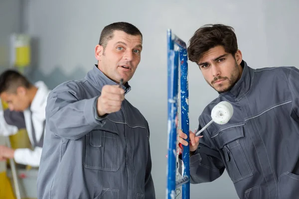 Twee schilders wijzen naar locatie — Stockfoto