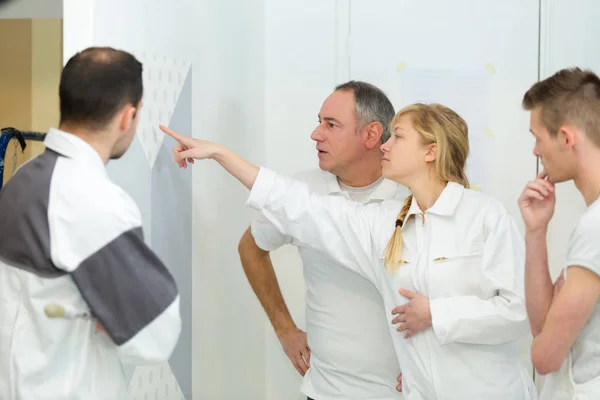 Ritratto dei colleghi apprendisti durante le lezioni — Foto Stock