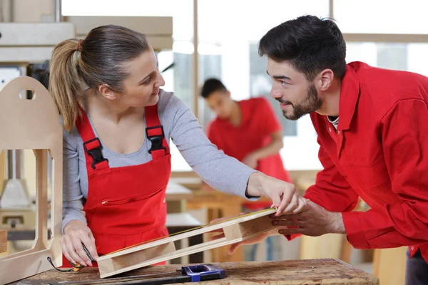 Dos carpinteros trabajando en taller —  Fotos de Stock