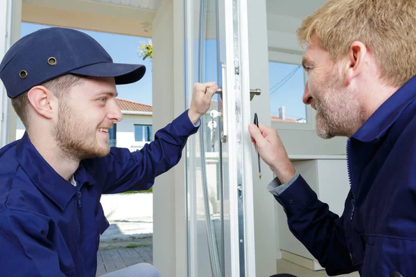 Tesaři instalují nový kliku se zámkem — Stock fotografie